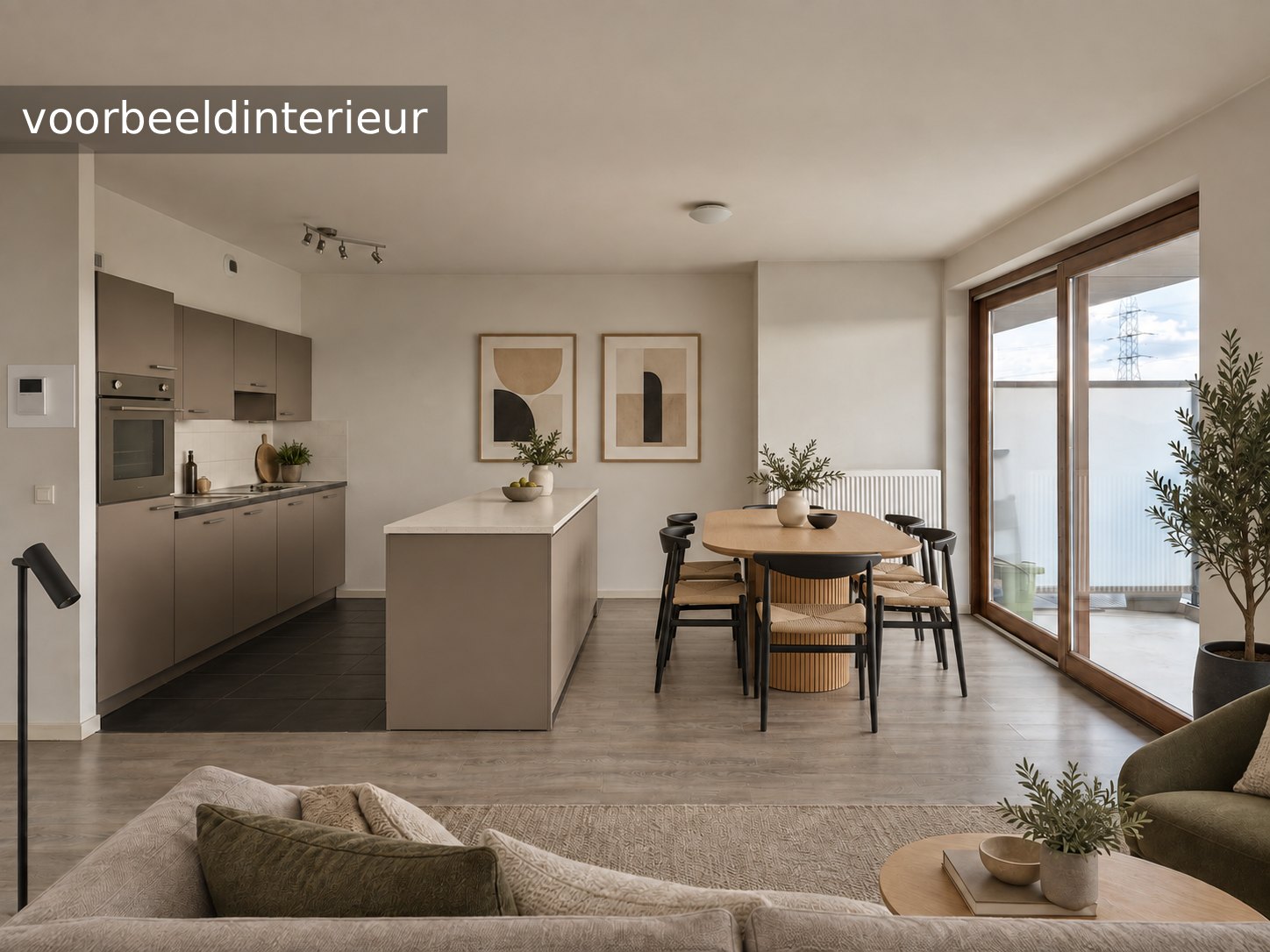 Open leefruimte met keuken en schuifraam naar het terras